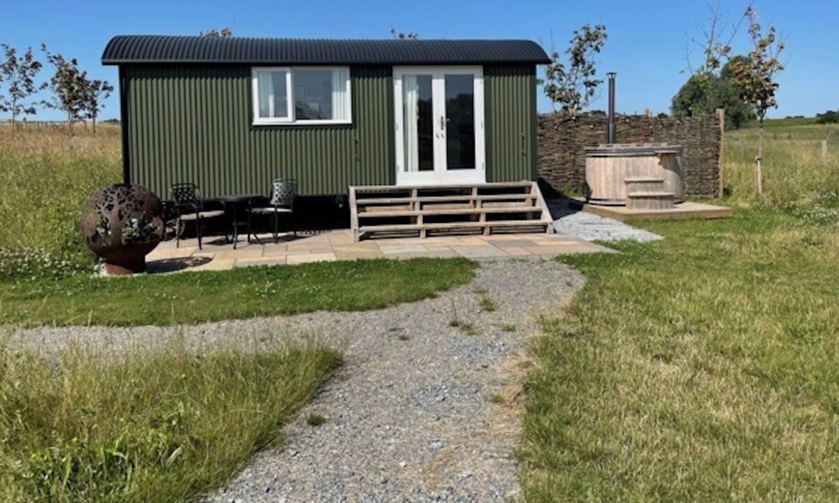 Haverhill House | Stunning Lakeside Shepherd's Hut - Hot Tub & Sauna