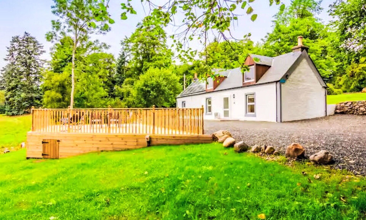 Blairgowrie House | Stunning private villa for 6 people with hot tub, WIFI and TV