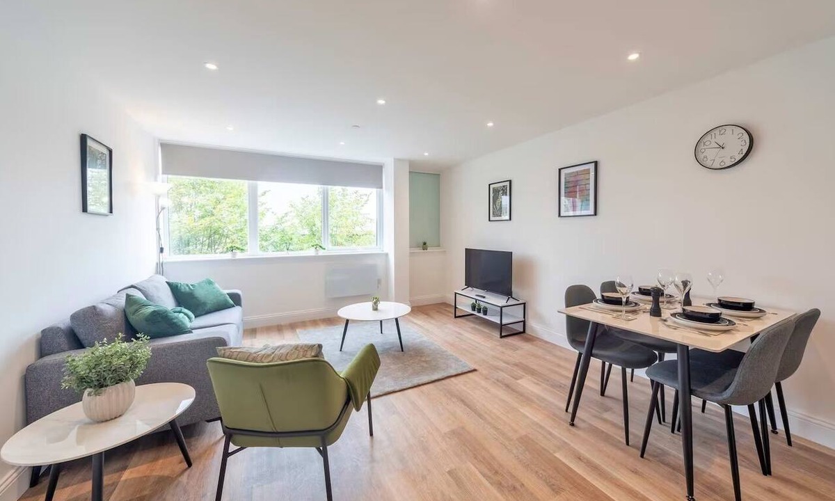 Gravesend Apartment | Stunning Spacious 2-bedroom apartment near London