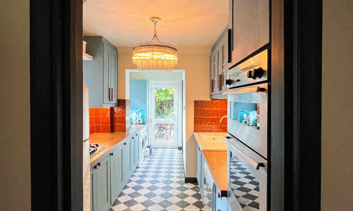 Fulwell and Hampton Hill House | Stunning Teddington 3 Bed: Opp Bushy Park