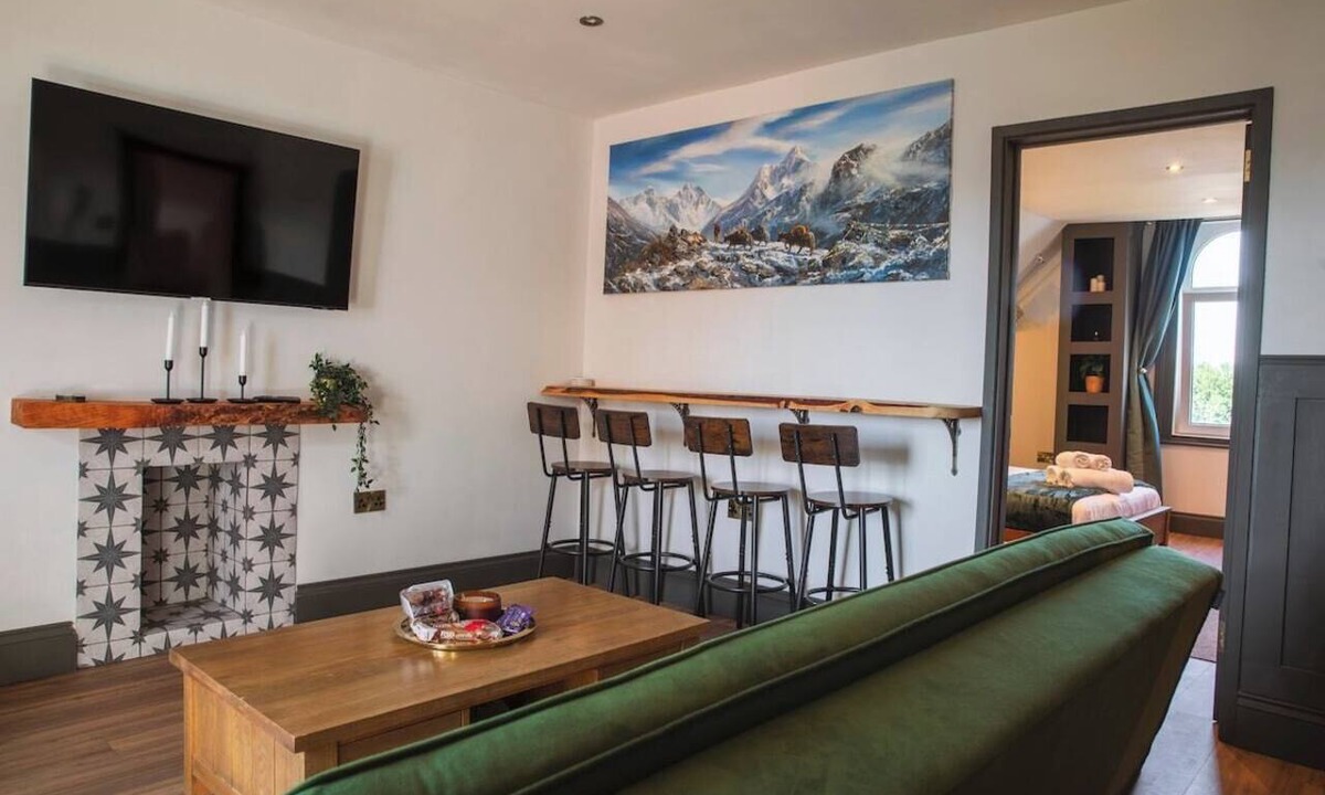 Exeter Apartment | Stylish 2-4 bed Apt- Free parking - Self Check-In