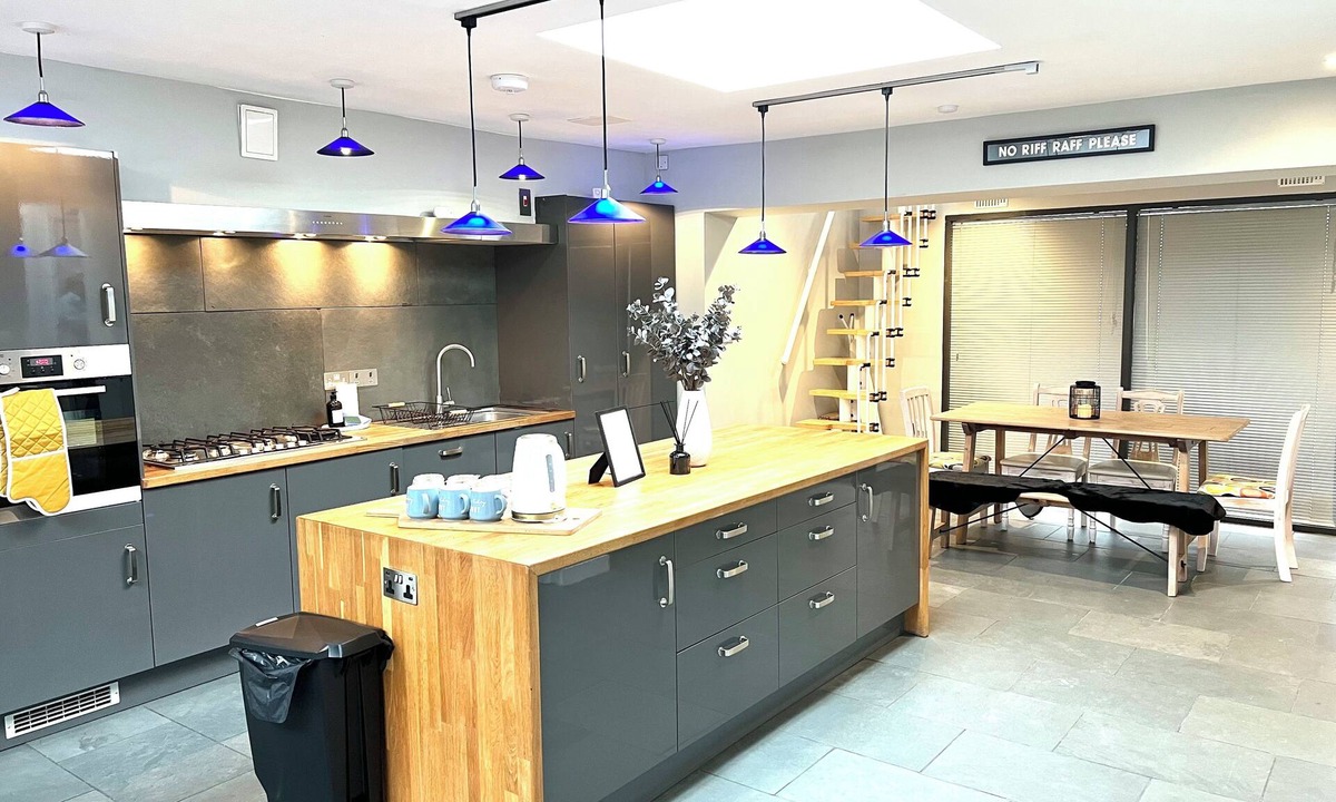 Montpellier House | Stylish 3-bed converted bakery in central Cheltenham – bold, bright & perfect for groups.