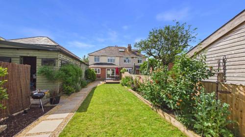 Cowes House | Stylish Coastal Cottage in Gurnard Dog Friendly Garden