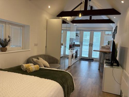 Banstead Apartment | Stylish Detached Studio, Banstead with off street Parking
