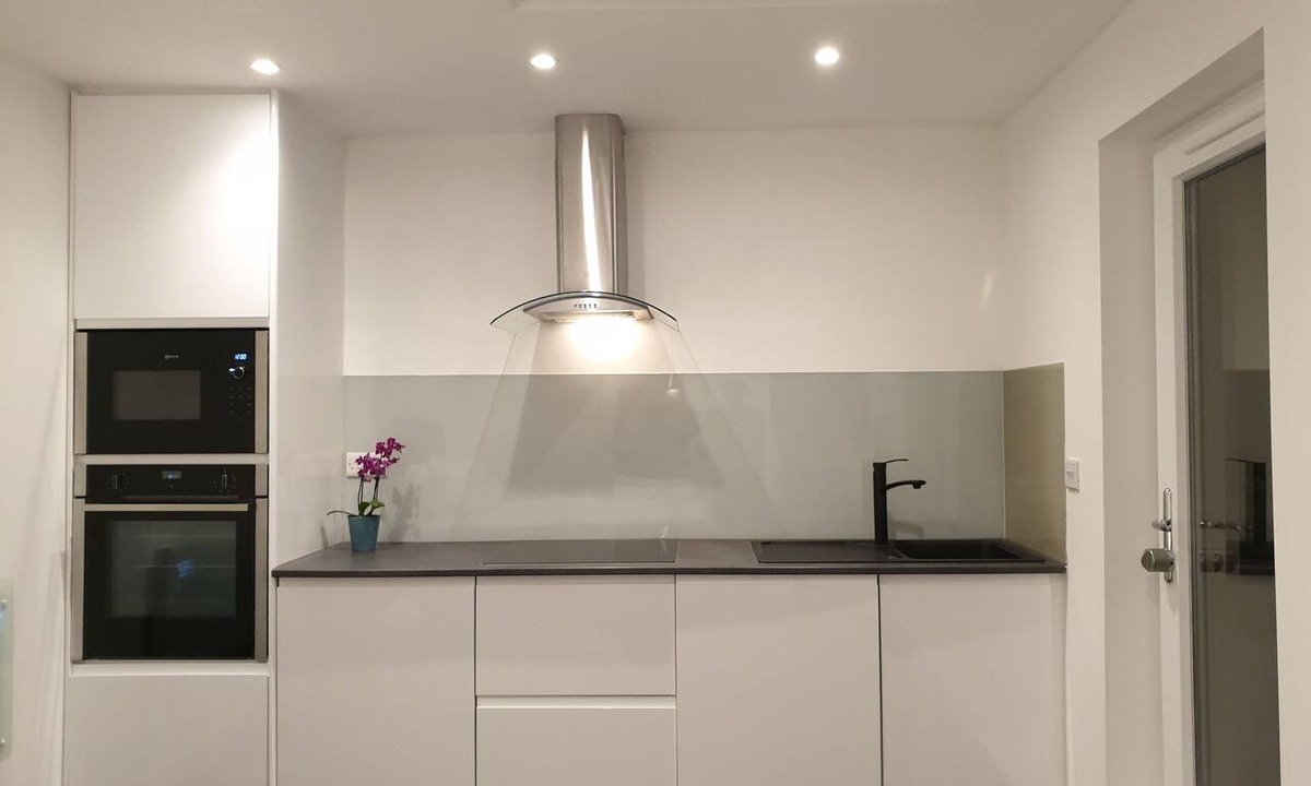 Patchway Apartment | Stylish detached studio with a wet room, Satellite TV & other amenities 😀
