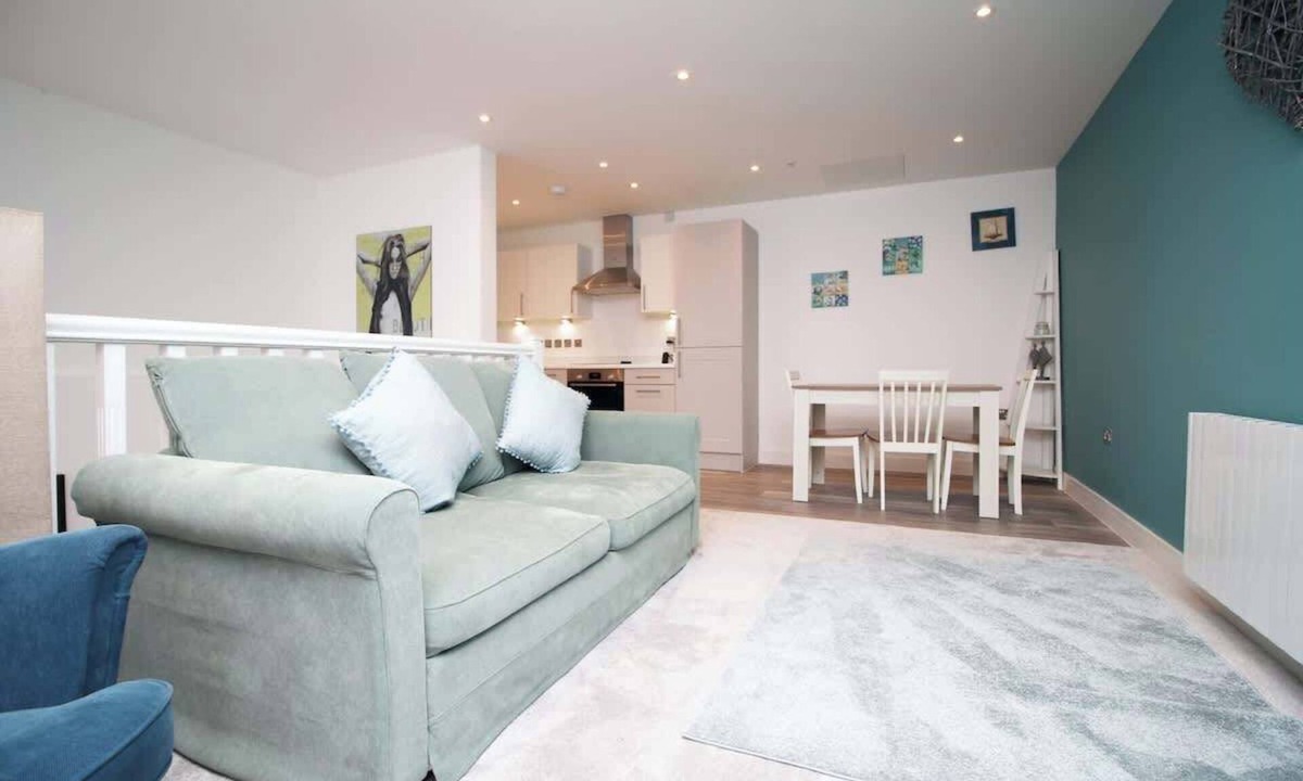 West Cliff Apartment | Stylish Maisonette, Walk to Beach