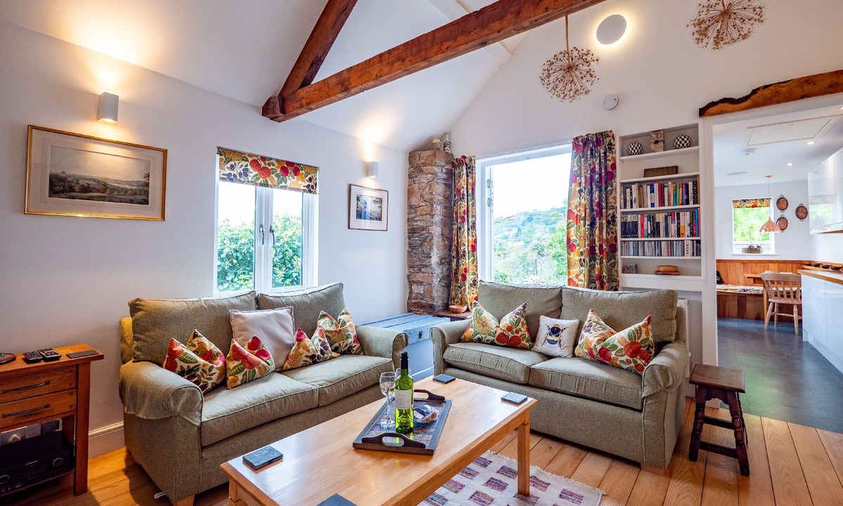 Totnes Cottage | Stylish Reverse-Level Retreat for couples