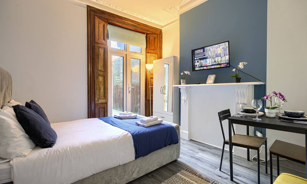 Hackney Central Apartment | Suite-Deluxe-Shared Bathroom-Street View-2
