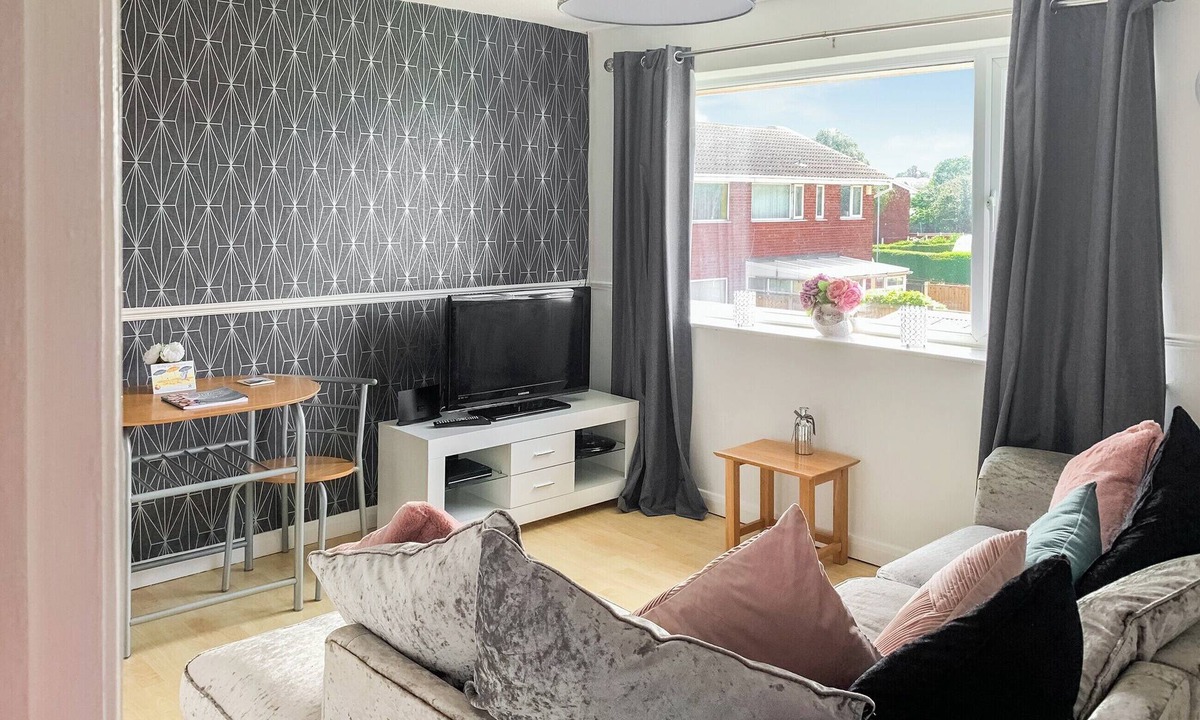 Prestatyn Cottage | Sunny Prestatyn Apartment