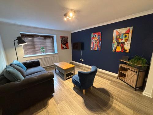 Staines Apartment | Superb Central Flat, 3 mins to Station and Parking