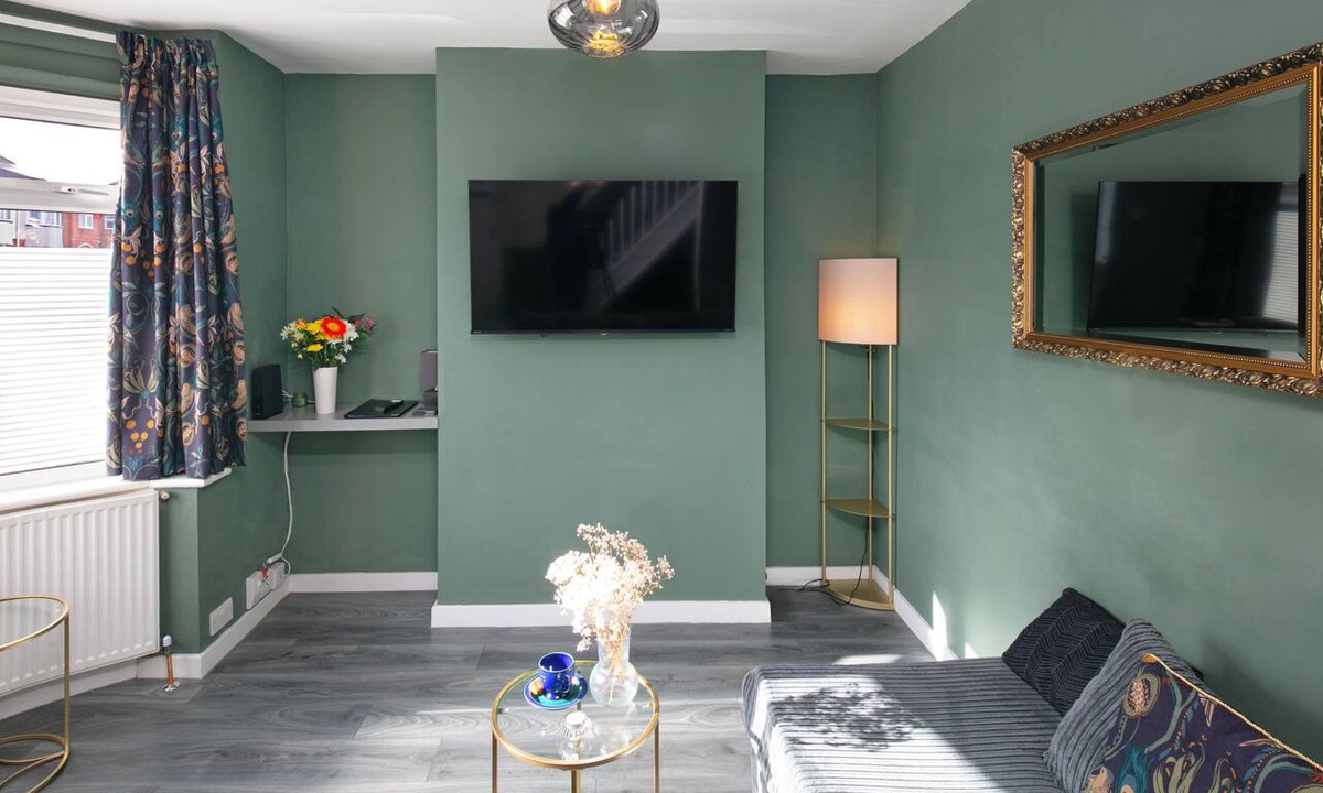 Bloxwich House | Superhost 5*s Modern Home with Office space Near NEC BHX Airport. Self check in.