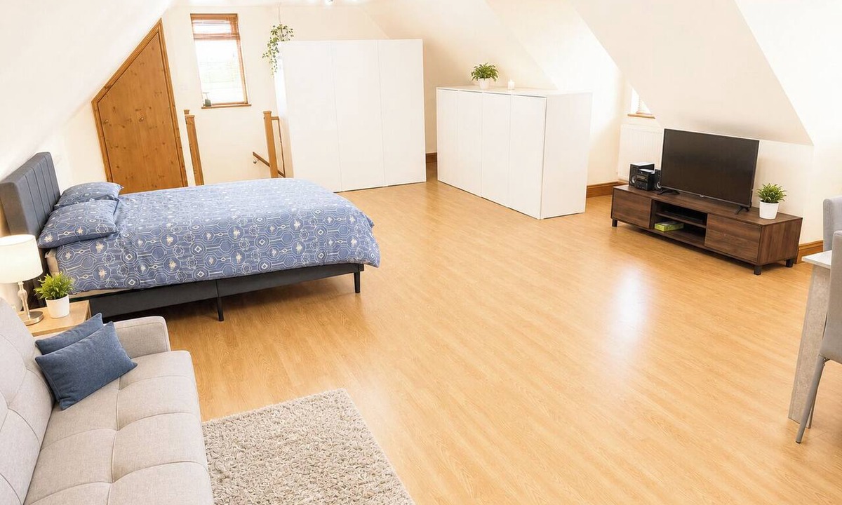 Beckingham Apartment | Surridges Studio, Sleeps 4 w/Parking & Dogs Ok
