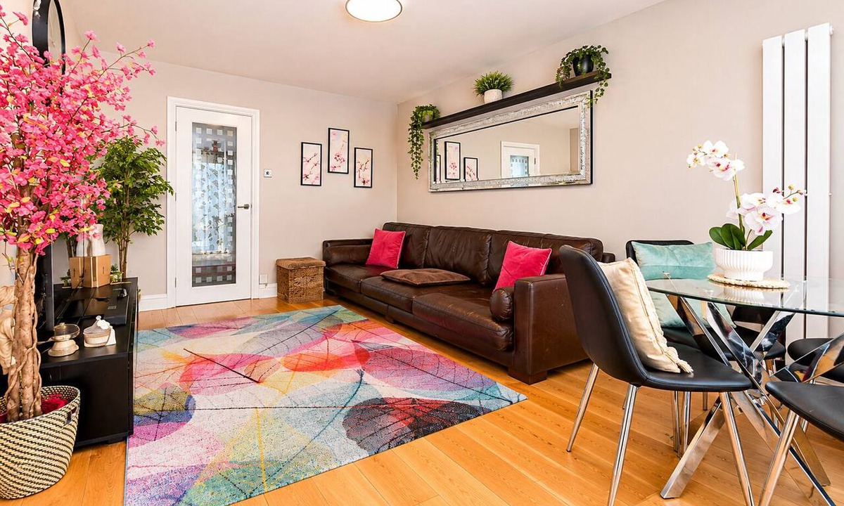 Sutton North House | Sutton 30Mins to Central London Sleeps7 Parking
