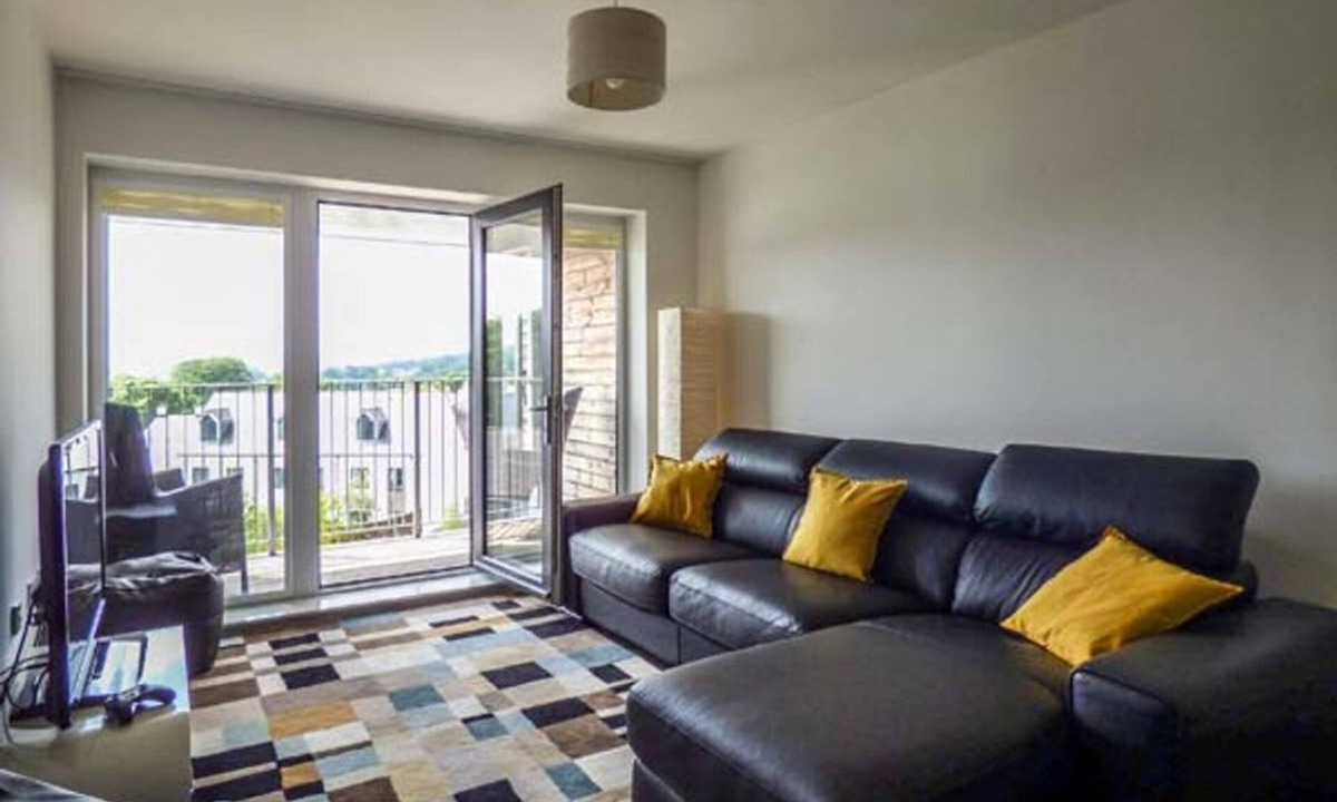 Charlestown Apartment | Tehidy: Modern Apartment with Balcony and WiFi