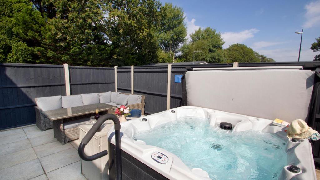 Ringwood House | The Burrow House with Hot Tub Park Facilities