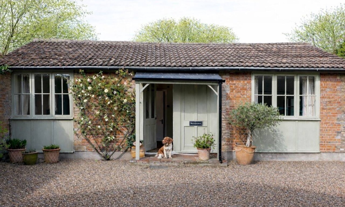 Tattingstone Cottage | The Coach House - a cottage that sleeps 2 guests in 1 bedroom