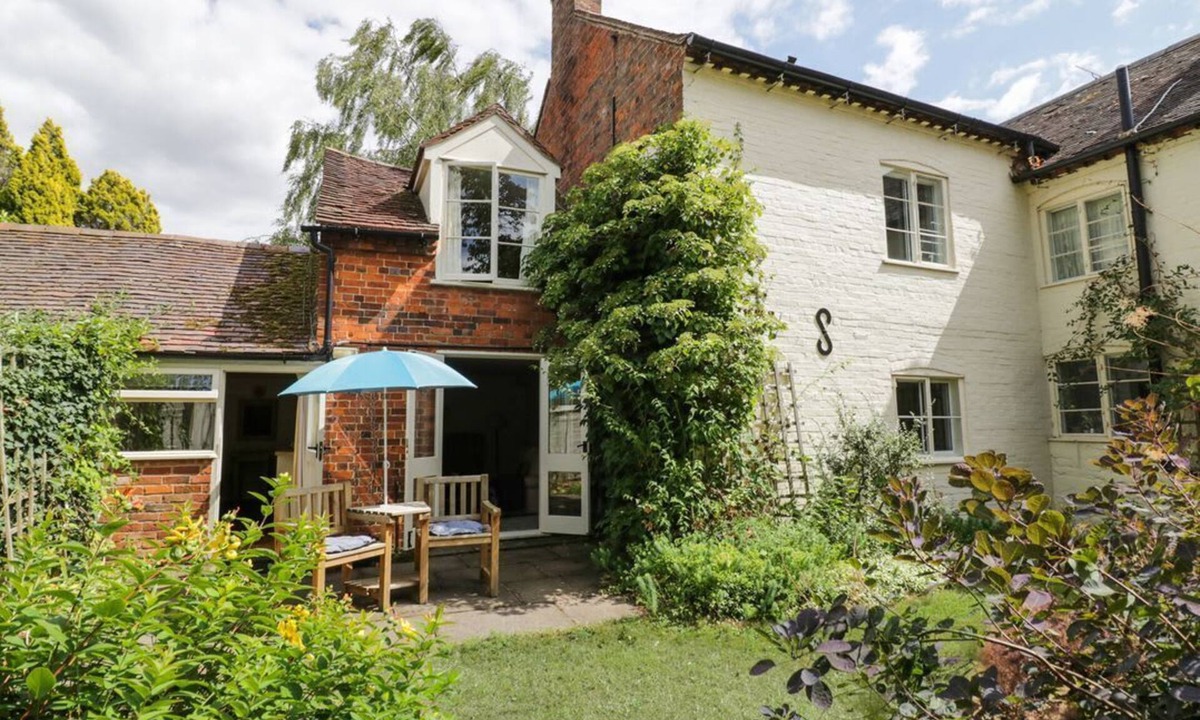 Pershore Cottage | The Cottage: Idyllic Walks Await