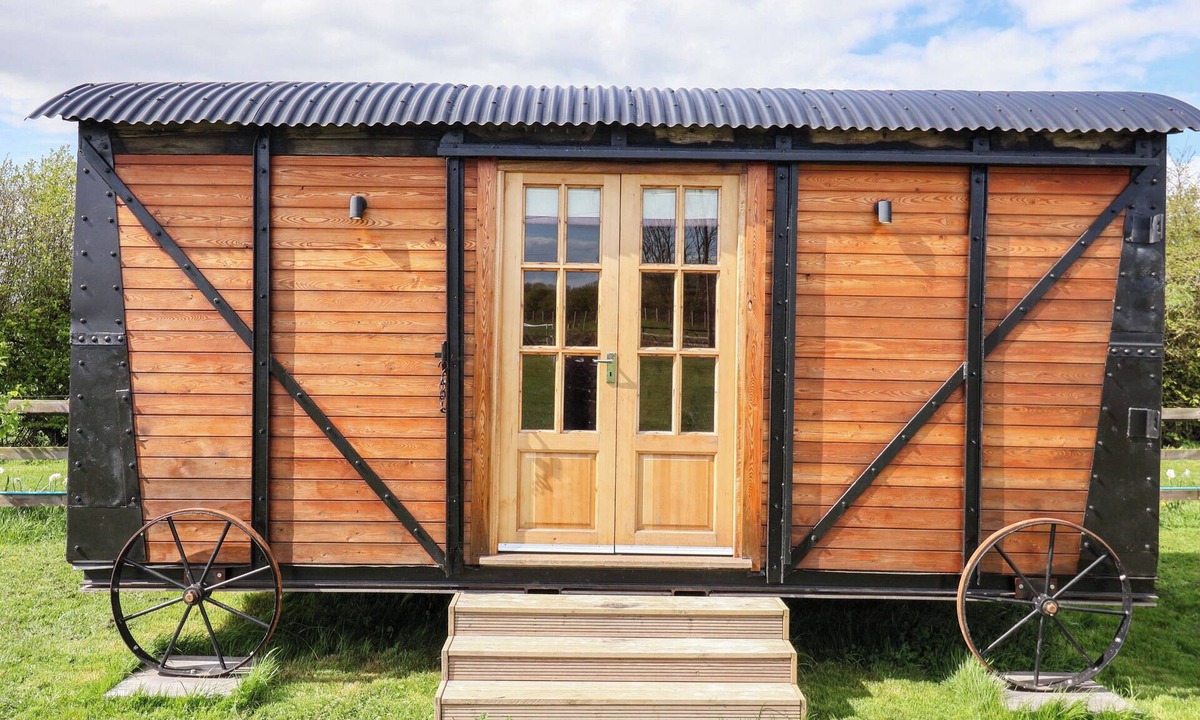 Mappleton Cottage | THE DAMSELFLY, romantic, with a garden in Hornsea