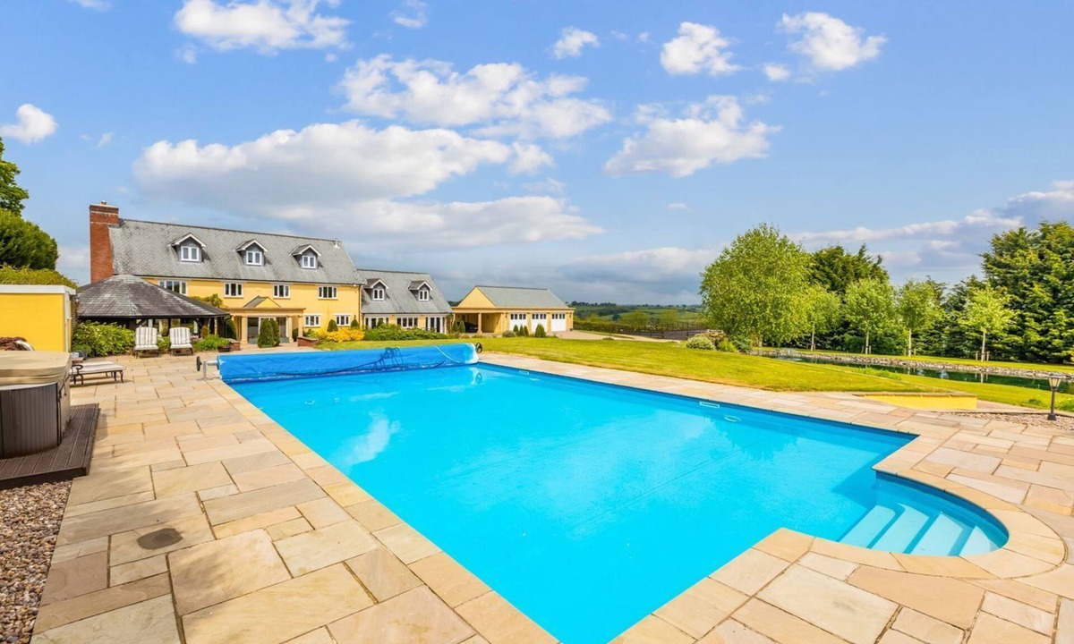 Worlington Villa | The Devonshire - Six Bedroom Villa, Sleeps 12