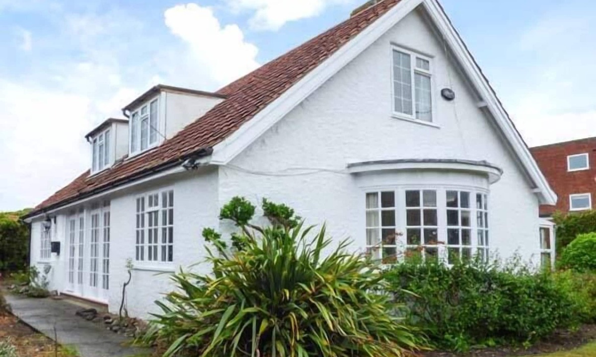 Cromer Cottage | THE DINGLE, pet friendly, character holiday cottage in Cromer