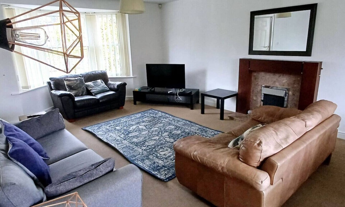 Cornforth House | The Green House Durham Large Family & Contractor Stay Sleeps 12 with Ample Parking