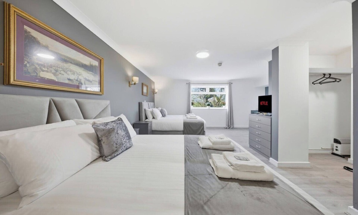 Leigh Hotel | The Greyhound Hotel