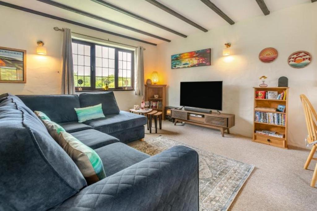 North Buckland House | The Hide - 2 bed cottage, pool, close to beaches