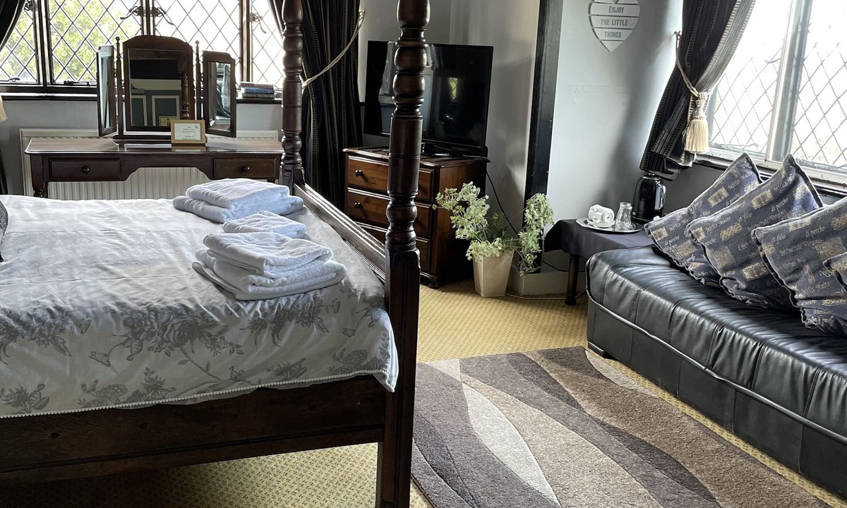 Cobham Hotel | The Leather Bottle