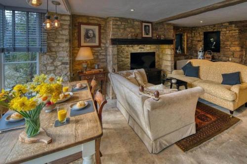 Moreton-in-Marsh House | The Little Window Classic Cotswolds Cottage