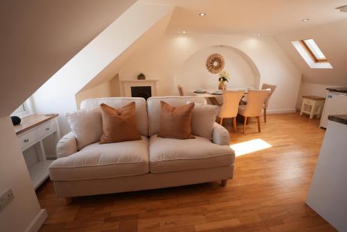 Mill Road Apartment | The Loft - KING BED, Central, Entire Apartment