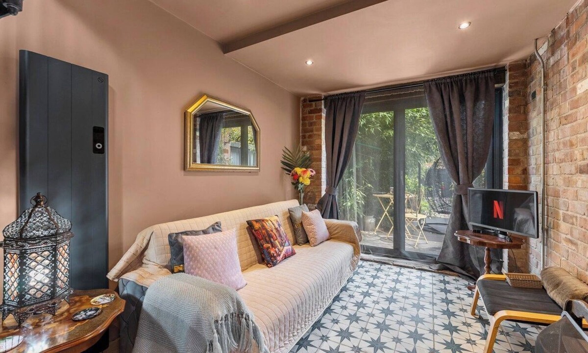 Nottingham House | The Old Coach Keeper's House -Sleeps 11 with Sauna