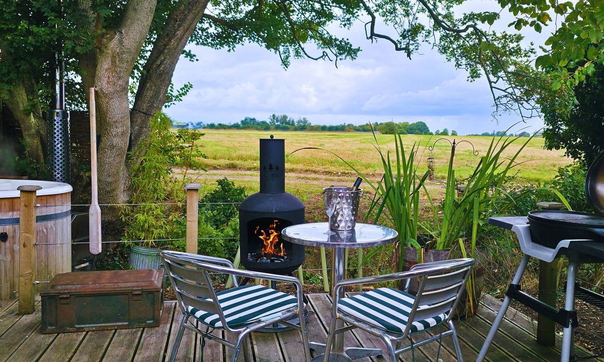 Attleborough Cabin | The Pheasant with hot tub, Great Ellingham, Norwich, Norfolk
