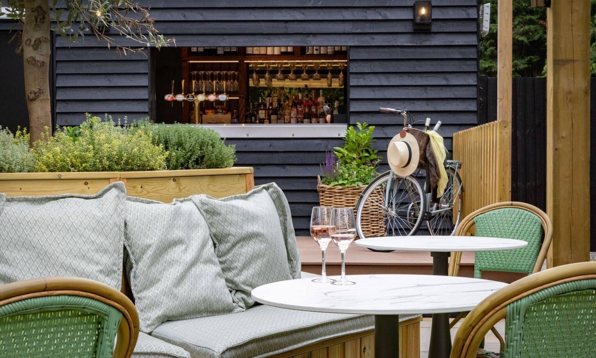 Chilworth Hotel | The Ragged Robin - A Heartwood Inn