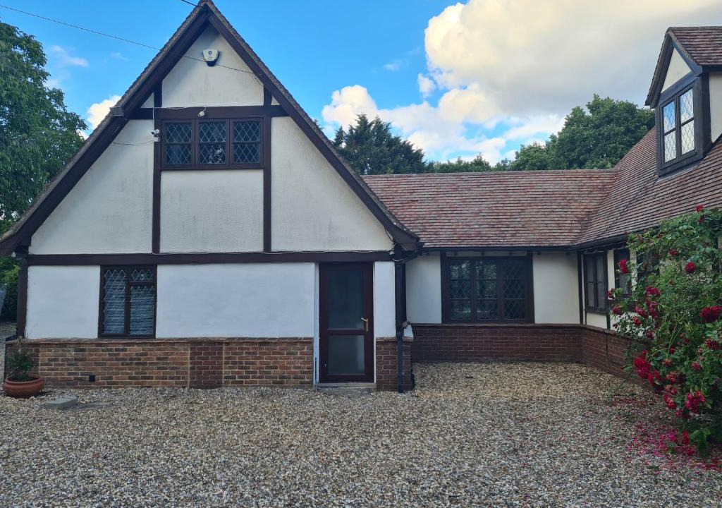 Padworth Apartment | The Reading three bedroom apartment with gardens, suitable for contractors