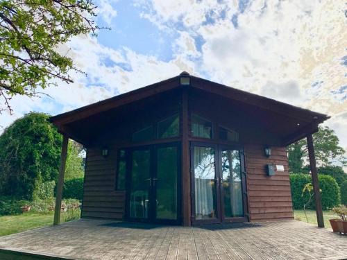 Padworth Apartment | The Reading three bedroom chalet with gardens, suitable for contractors