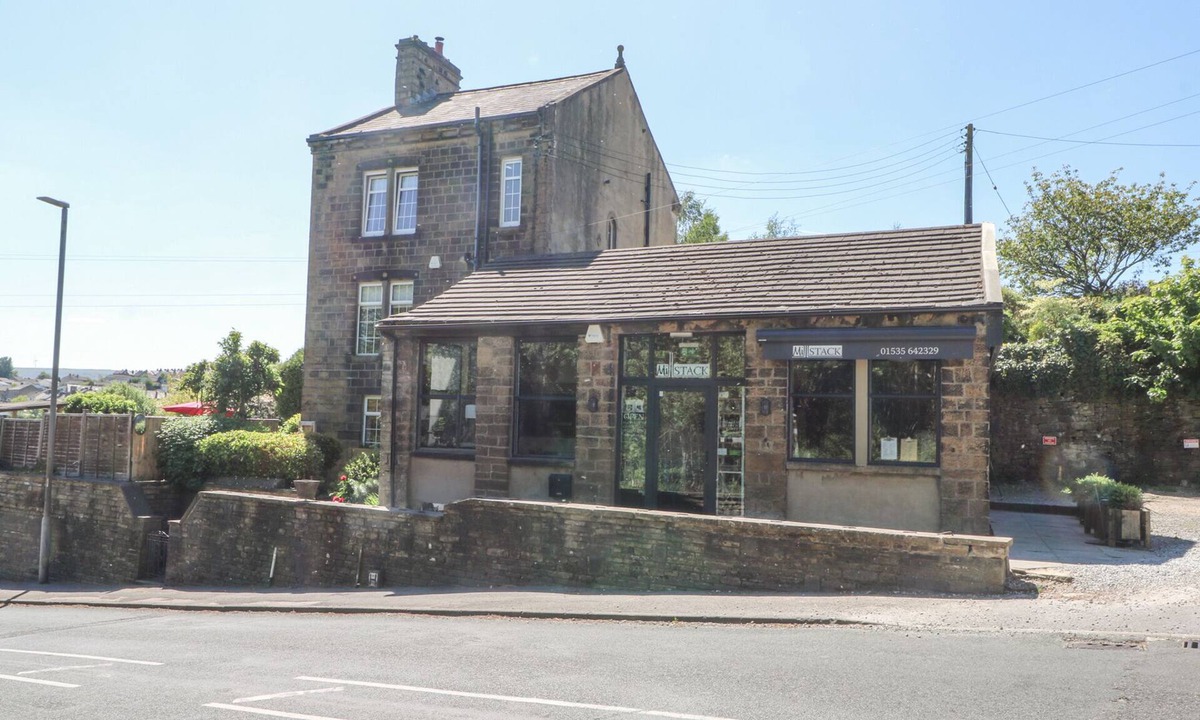 Oakworth House | THE STONE MASONS HOUSE, pet friendly, with hot tub in Oakworth