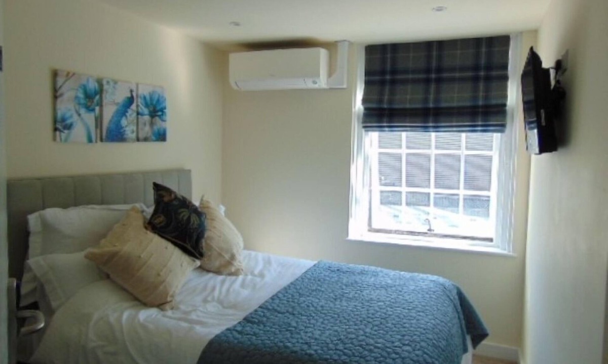 Loughborough Bed & Breakfast | The Three Crowns