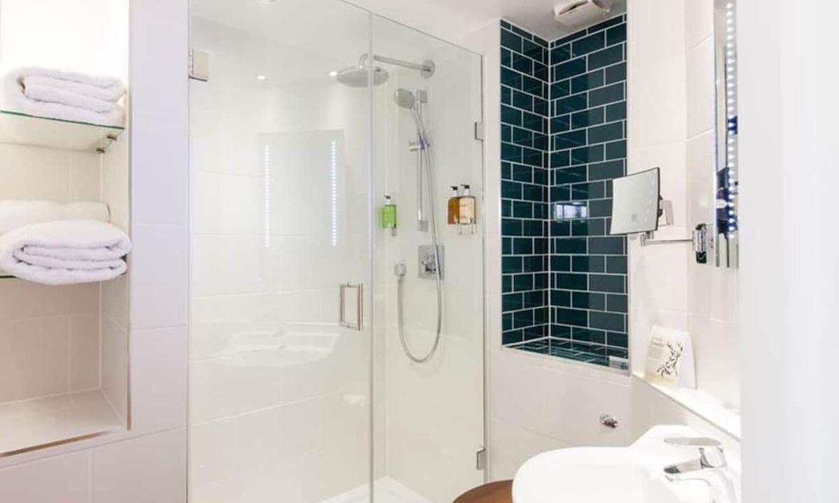 Hampton Wick Hotel | The White Hart Hotel