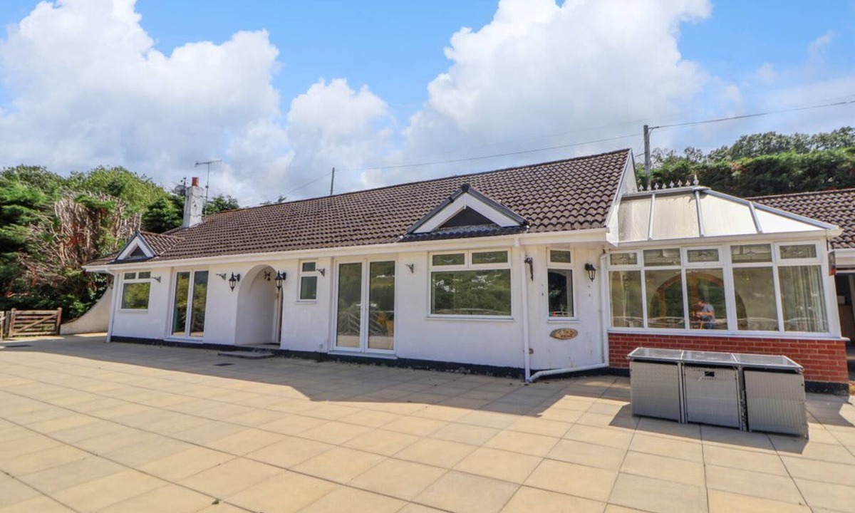 Acrefair House | The Willows Denbighshire 4-bed