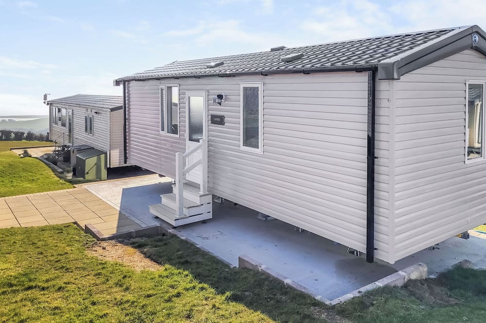 Swyre House | This comfortable stylish caravan offers beautiful sea and country views.