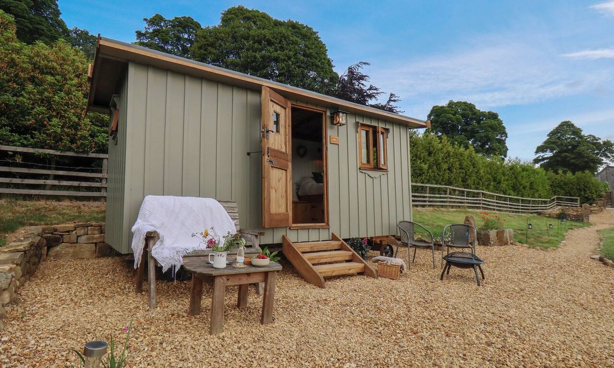 Great Fryup Dale Cottage | THISTLEWOODS SHEPHERDS HUT, romantic, with a garden in Glaisdale