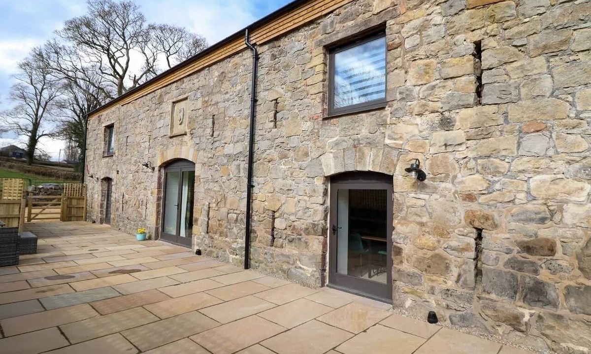 Weston Rhyn House | Threshers Barn PG farm