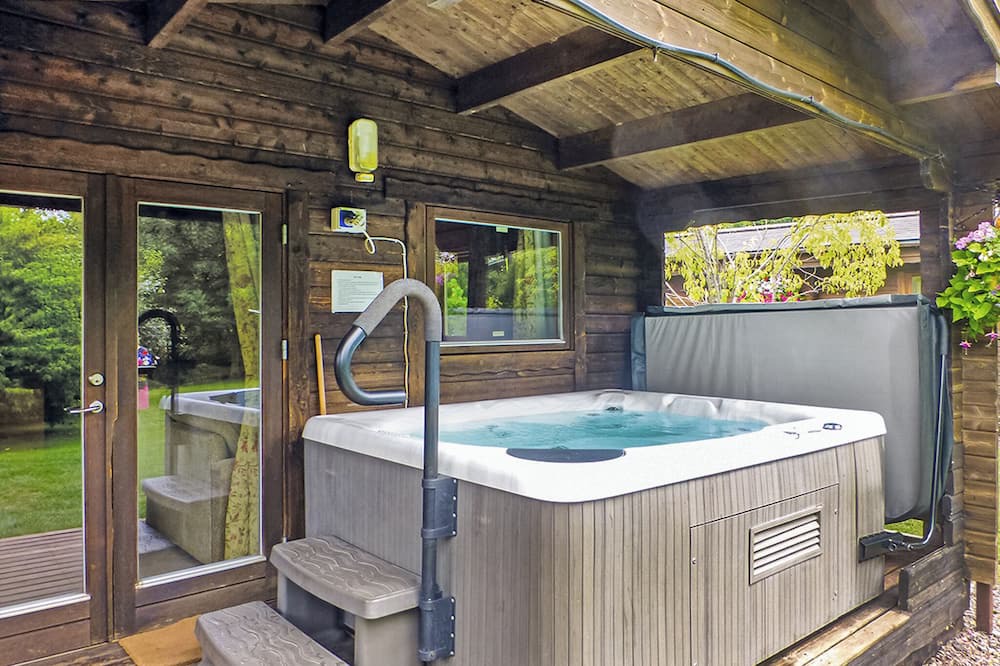 Cullompton Ski Chalet | Timber lodge with one queen size double and one twin.