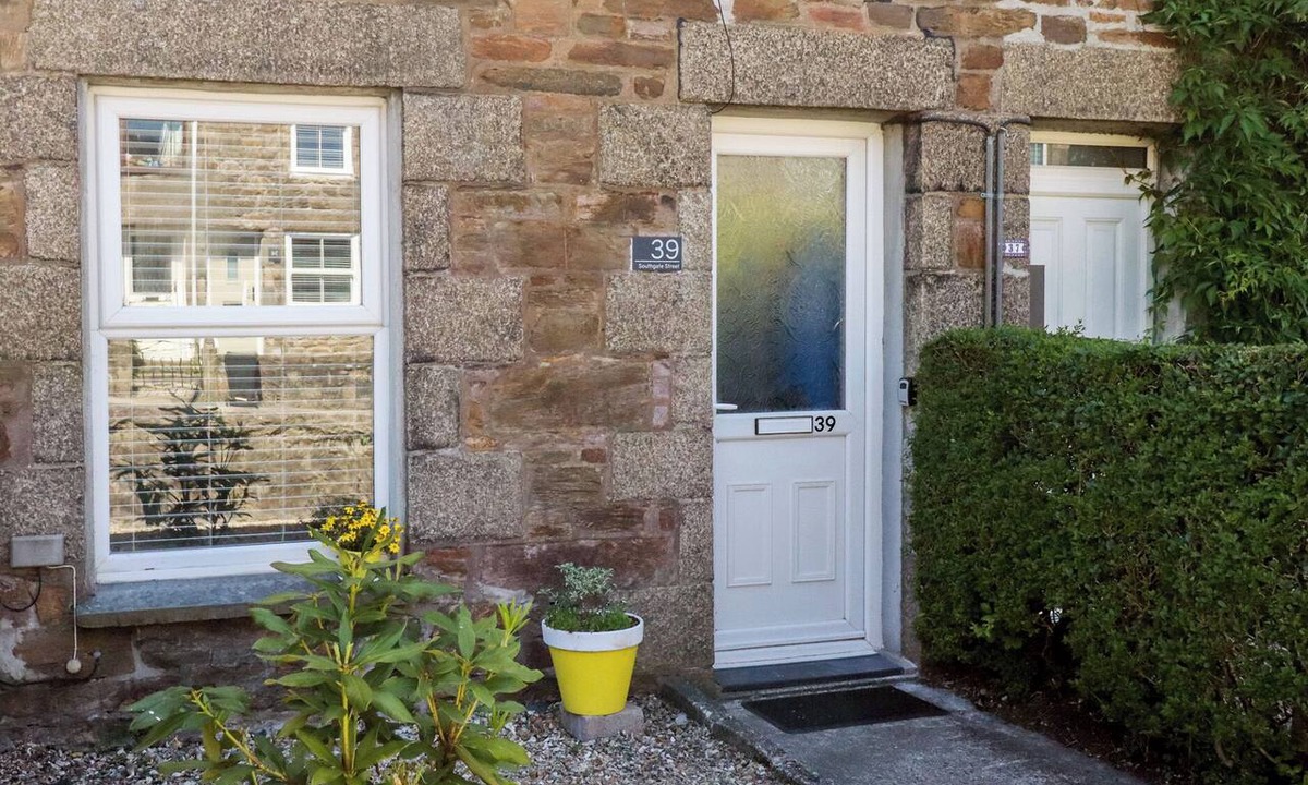 Redruth Cottage | TIN LANTERN COTTAGE, pet friendly, with a garden in Redruth