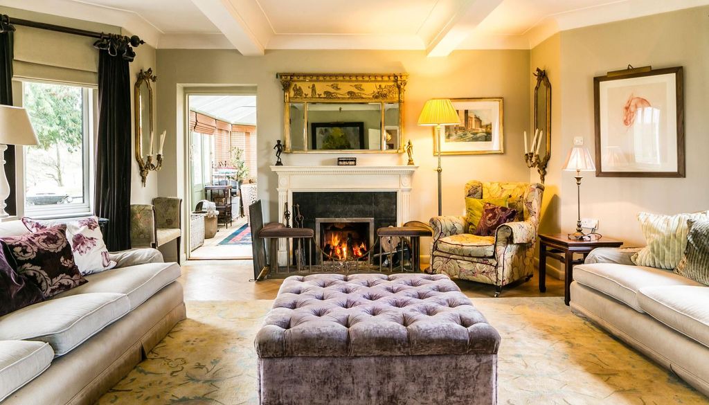 Chilworth House | Tor Hatch - a house that sleeps 12 guests in 6 bedrooms
