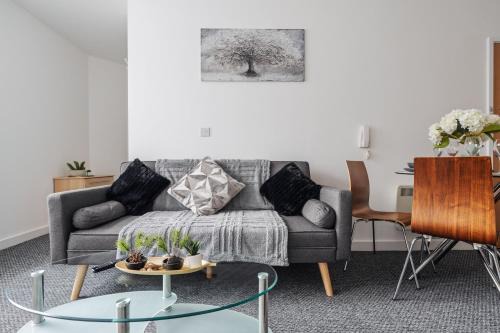 Old Trafford Apartment | Trafford Stays - Work & Leisure