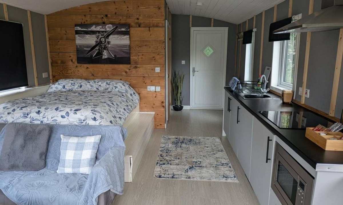 Kingswood Cabin | Tranquil Cabin Retreat- Sleeps 2, Parking