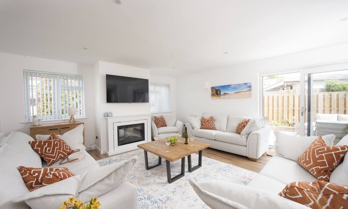 Goonhavern House | Tre Lowen- Enclosed Garden - Free Parking