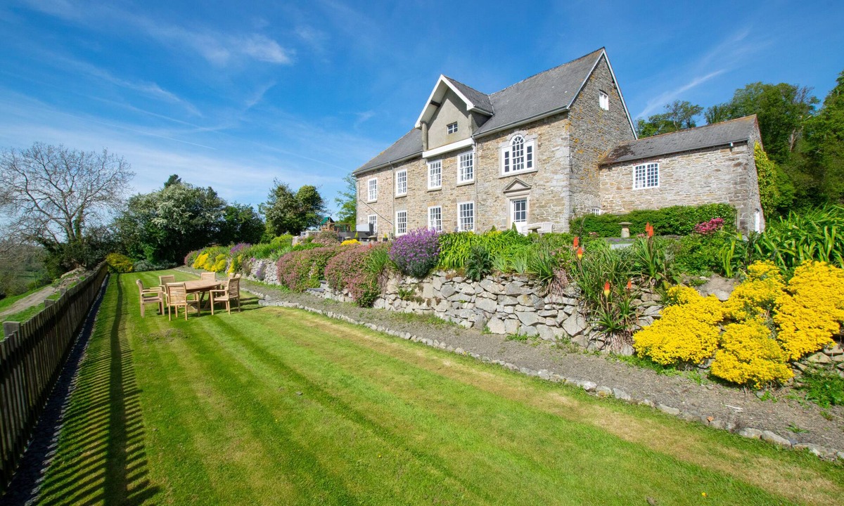 Kingswood House | Trefnant Hall - Three Bedroom House, Sleeps 6