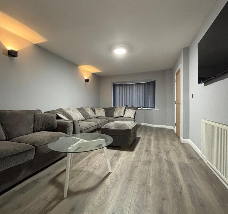 North Wheatley Apartment | Trinity Place Contractors & Families Sleeps 9